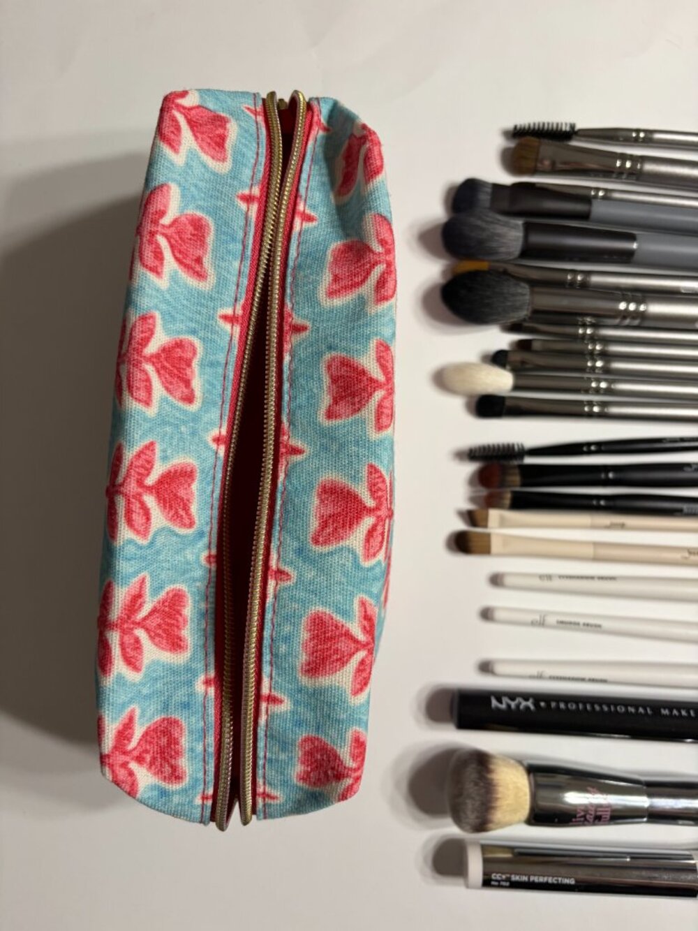 LOT: Makeup Brushes (31) with Estee Lauder Cosmetic Bag and Brush Cleaning Pad - Picture 7 of 14